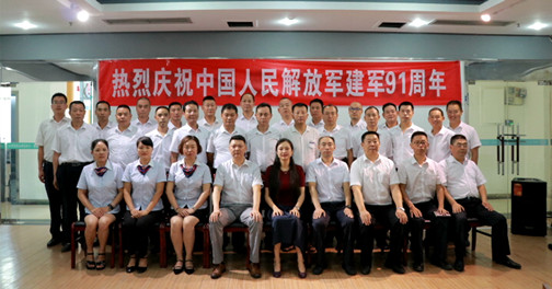 2.参会代表合影留念.jpg