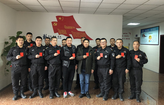 主动亮身份  与鲜红的红色党员证合影.jpg