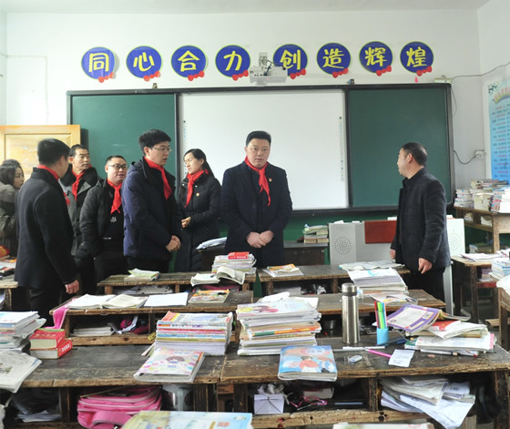 党委书记、董事长夏勇一行参观教室.JPG